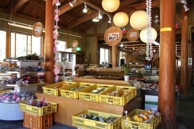 毎朝生産者が持ってくる新鮮な野菜や果物が並ぶ産直市では、季節ごとに旬の野菜がたくさん並ぶ。