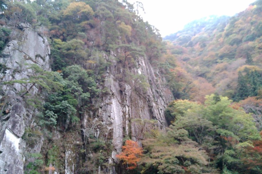 高さ６０ｍを超える岩壁がそそり立つ山水画を思わせる景勝地「戻ヶ嶽」。