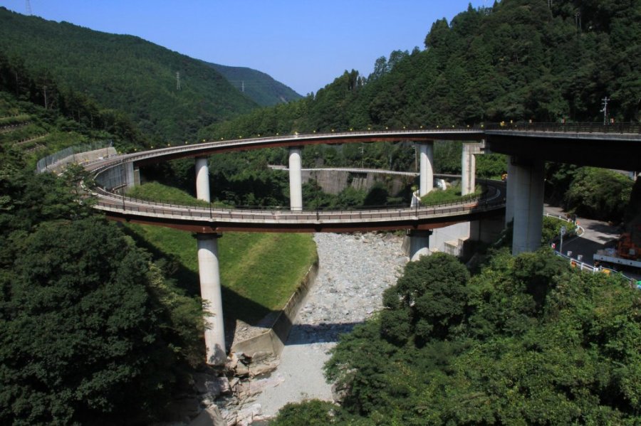 渓谷景勝地別子ライン沿いの鹿森ダムに隣接する、延長４４４ｍ、橋脚高最大３７．５ｍループ橋「青龍橋」。