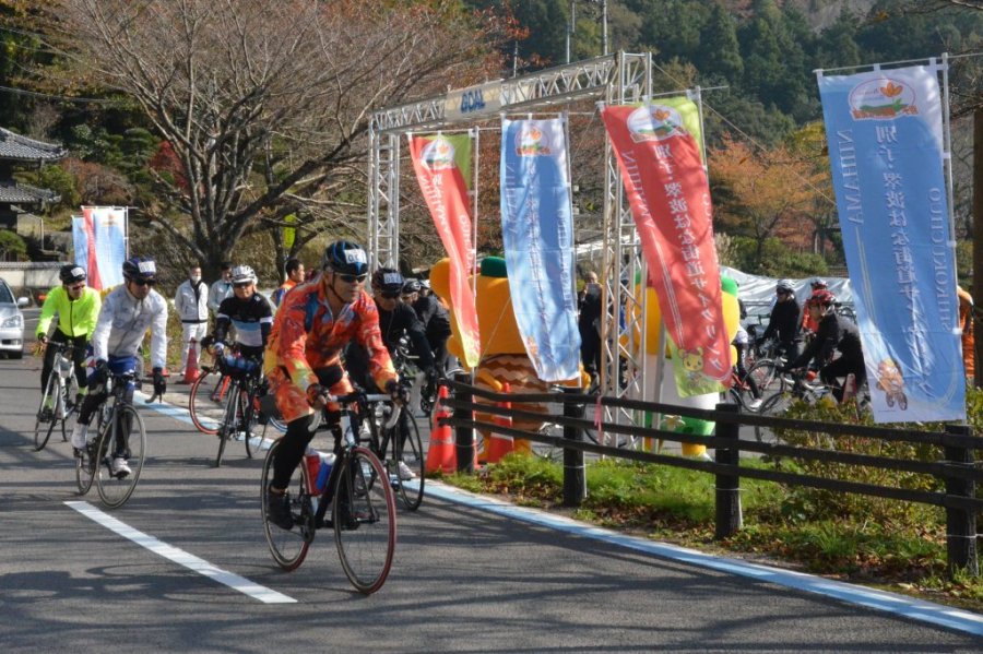 別子・翠波はな街道を舞台としたサイクリング大会「別子・翠波はな街道サイクリング」。