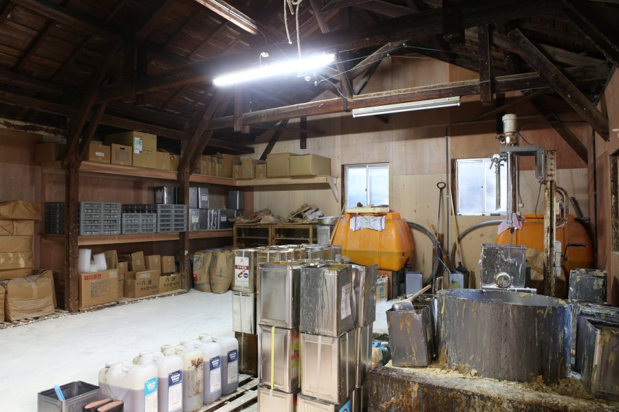 石鹸ができ上がるまでの工程を店主から聞きながら、石鹸作り工場も見学可能。