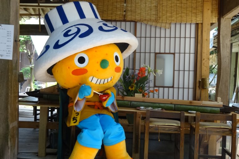 7月上旬から8月下旬の土・日・祝日には流しそうめんを味わえる。