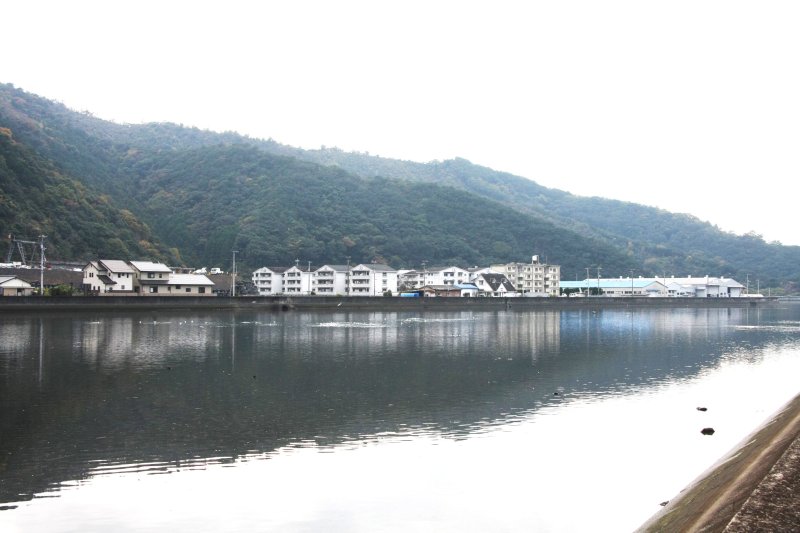 道沿いを流れる岩松川の河口からは、ほのかに海の香りが漂ってくる。