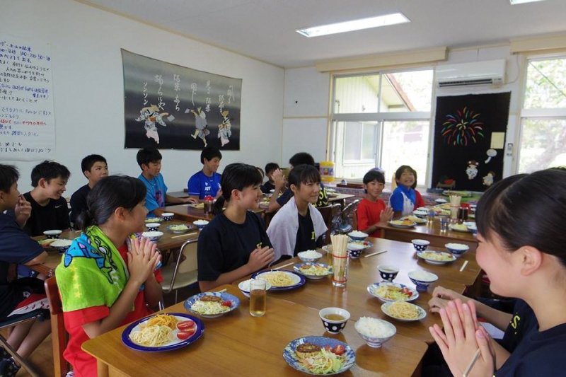 スポーツ合宿食事風景