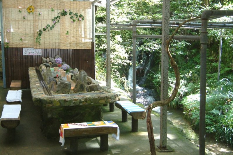 来客者の笑顔あふれるそうめん流し会場。