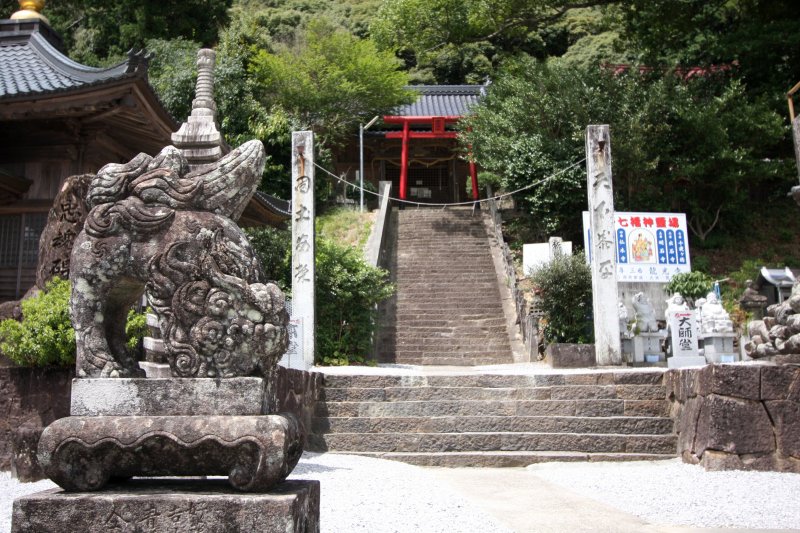 境内に鎮座する狛犬や、山門代わりの鳥居など、神仏習合であった往時の面影が色濃く残る霊場。