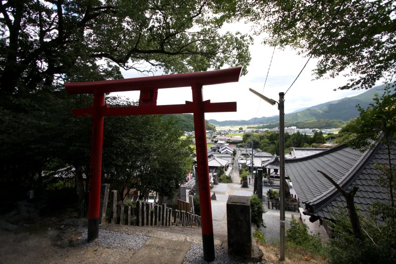 参道を上りきった稲荷社からは、日本の原風景のようなのどかな三間平野が一望できる。