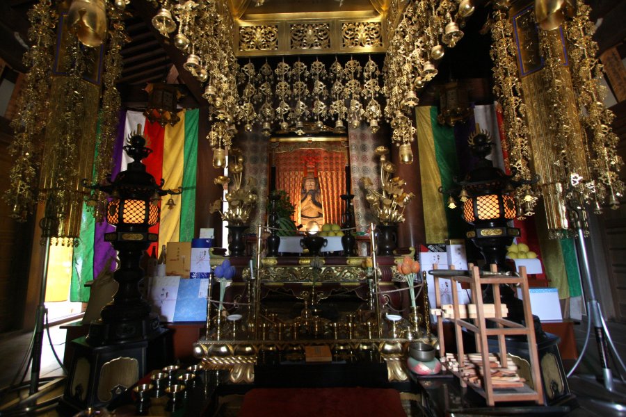 本尊の「大日如来像」は、鎌倉時代の墨署銘があり県の指定文化財になっている。像の前に鏡が置かれているのは神仏習合の名残。