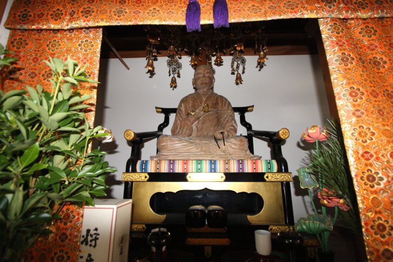 大師堂に安置されている「弘法大師像」は、胎内銘が入った銘入りの大師像としては日本最古のものといわれている。