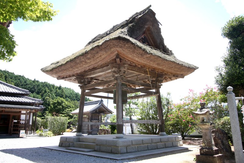 四国霊場で唯一、茅葺屋根という珍しい鐘楼堂。米どころ・三間町の雰囲気にマッチしている。