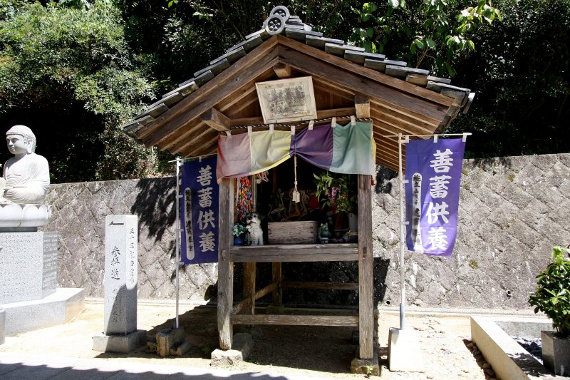 寺の縁起では、弘法大師が牛の背に乗って訪れたことから家畜の無病息災や供養を祈る家畜堂が創建された。