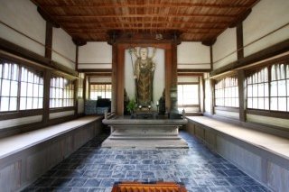 境内の地蔵堂では、日曜坐禅会で修行の一部を体験することができる。
