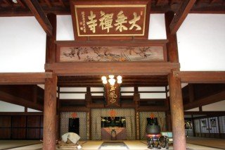 格式の高さが伝わる本堂は、屋敷であるかのような広さと厳粛な雰囲気を漂わせている。