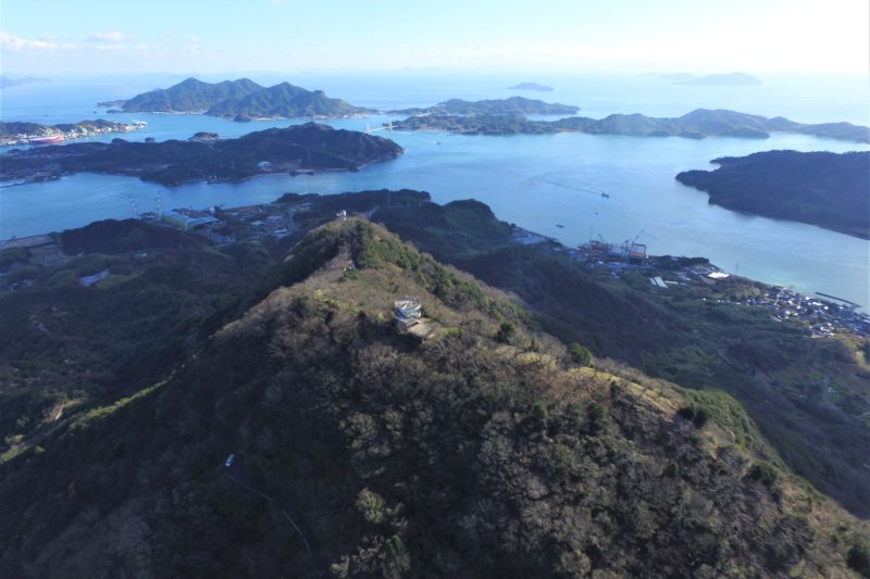眼下には瀬戸内に浮かぶ島々、遠くには中国山地と四国山地が望める積善山。