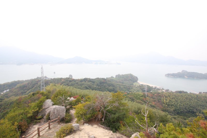 山頂からは心地良い風を感じながら美しい瀬戸内の島並みをパノラマで一望できる。