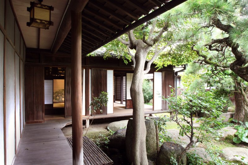 庭園と建物が見事に調和。風情を感じる雰囲気に、自然と心が安らぐ。