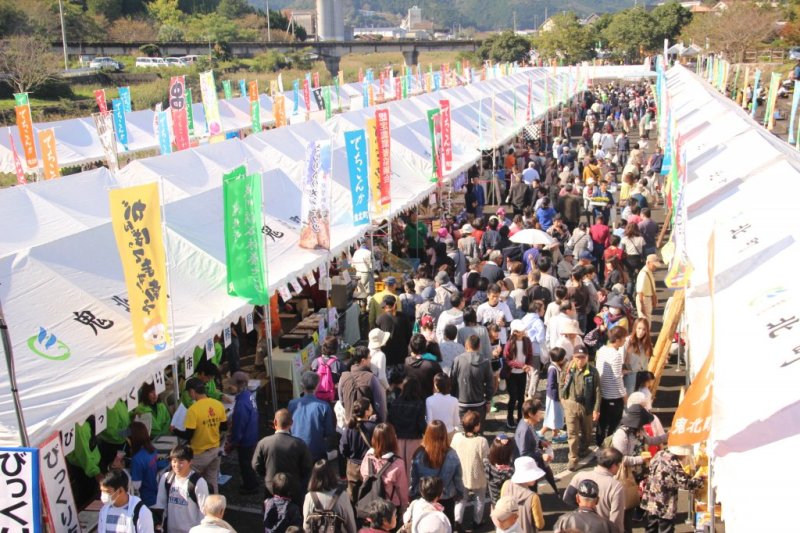 県内外から特産品の出店がずらりと軒を並べて販売を行うびっくり市や鮎・ますのつかみ取り、ジャンボきじ鍋、ステージライブなどイベントが満載です。