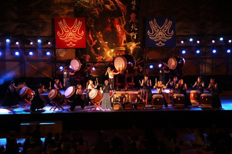 前夜祭では邦楽ライブが行われ、鬼北町の「太鼓集団　魁」や県内外から邦楽団体が集まり熱いライブを展開します。