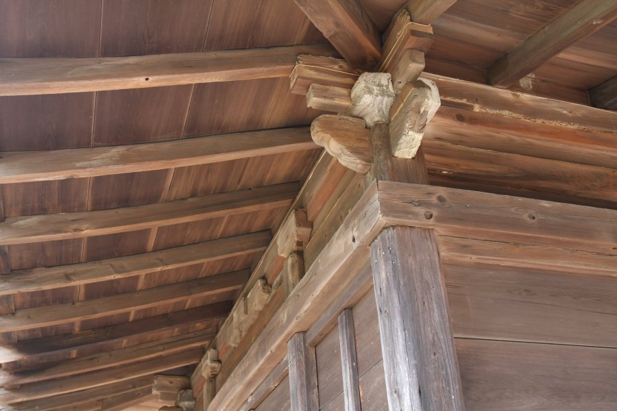 二間四方の小さな仏堂だが、釘や金具を一切使わない精巧な組物と形式で建てられている。