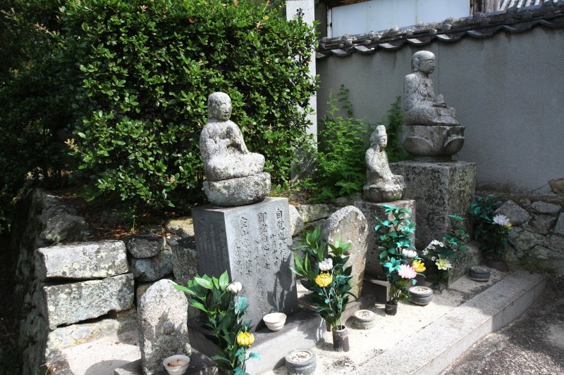 山門の手前には江戸時代に年貢の軽減を今治藩へ直訴しようと立ち上がり、打ち首になった田頭庄右衛門の墓がある。