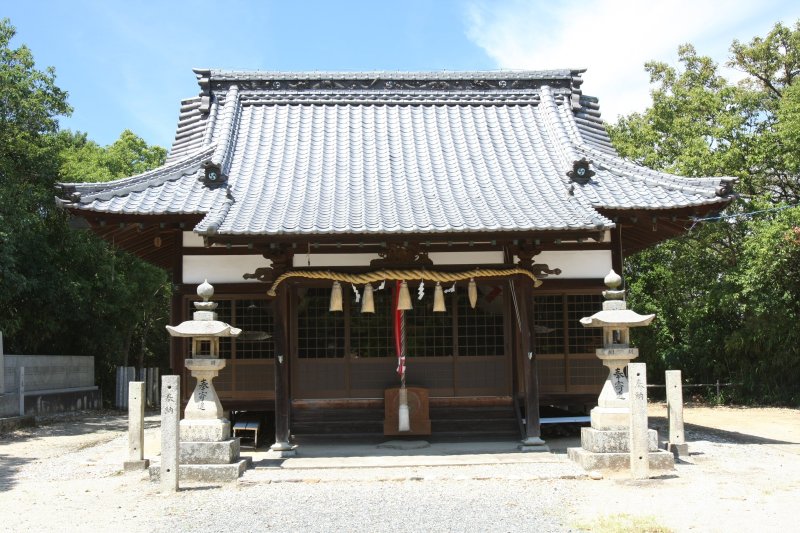 創建は300年以上前の元禄6年（1693年）とされる豪華な建築で、当時の魚島の豊かな経済力を思わせる。