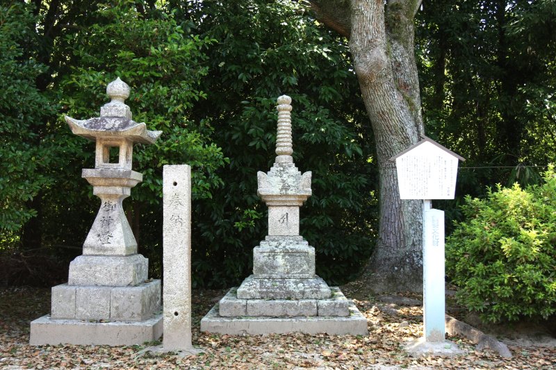 花崗岩で作られた総高192cm、基壇を含めると238cmの宝篋印塔は梵字が刻まれるなど鎌倉時代の特色ある供養塔。