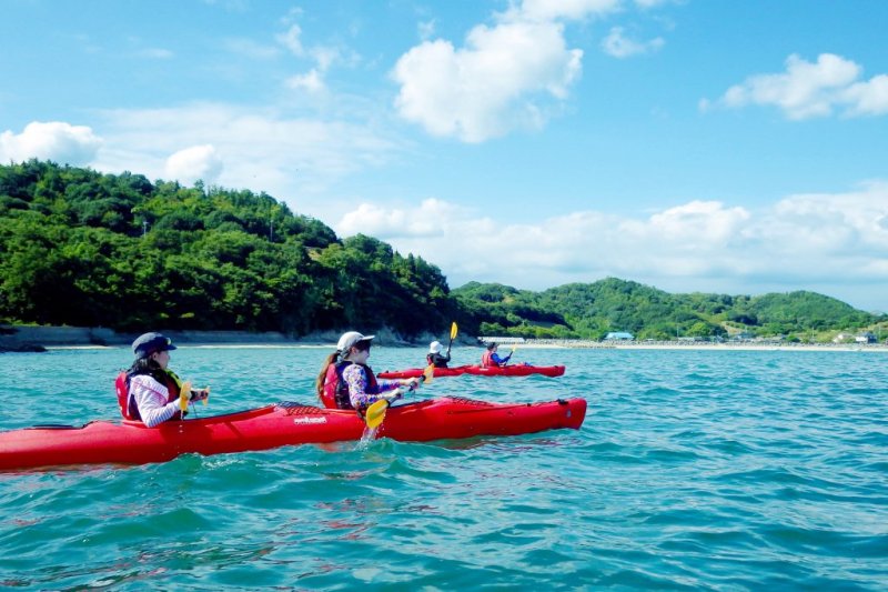 青い海をシーカヤックで