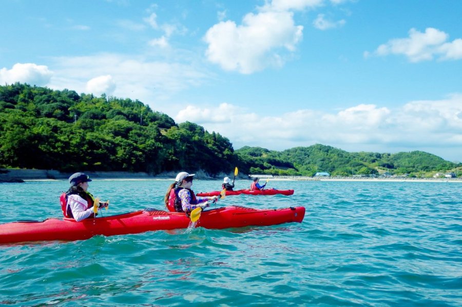 青い海をシーカヤックで