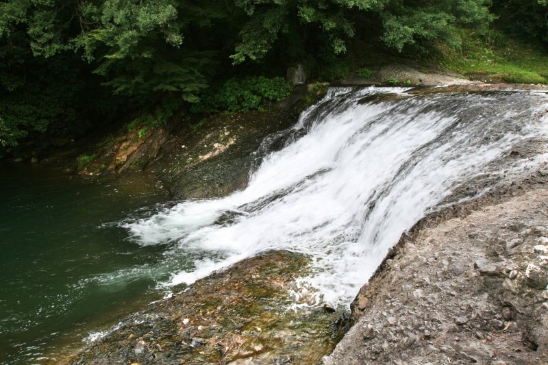 水量の少ない日には断層部分をはっきりと見る事ができる。