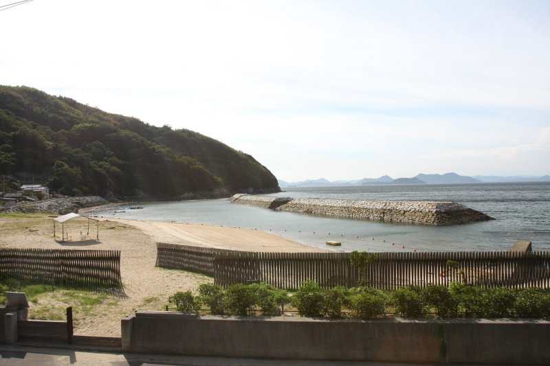 シーズン前には島の住民が参加して清掃活動が行われ、きれいな砂浜が保たれている。