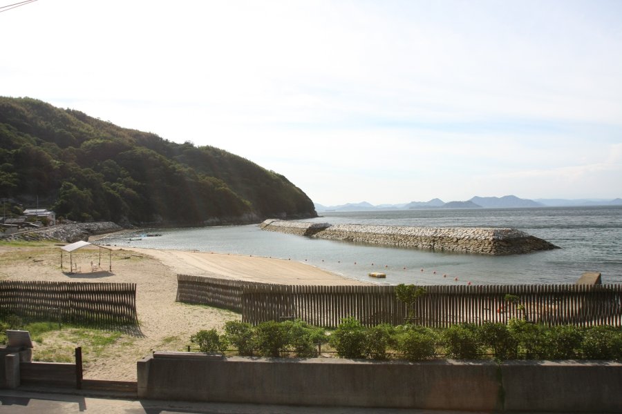シーズン前には島の住民が参加して清掃活動が行われ、きれいな砂浜が保たれている。