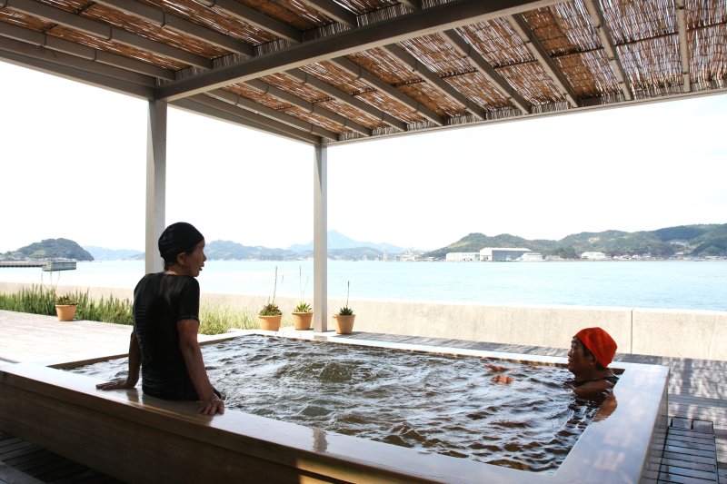 檜の香りに包まれた露天風呂は、潮風を感じながら時間や季節により刻々と変化する瀬戸内の風景が見られる。