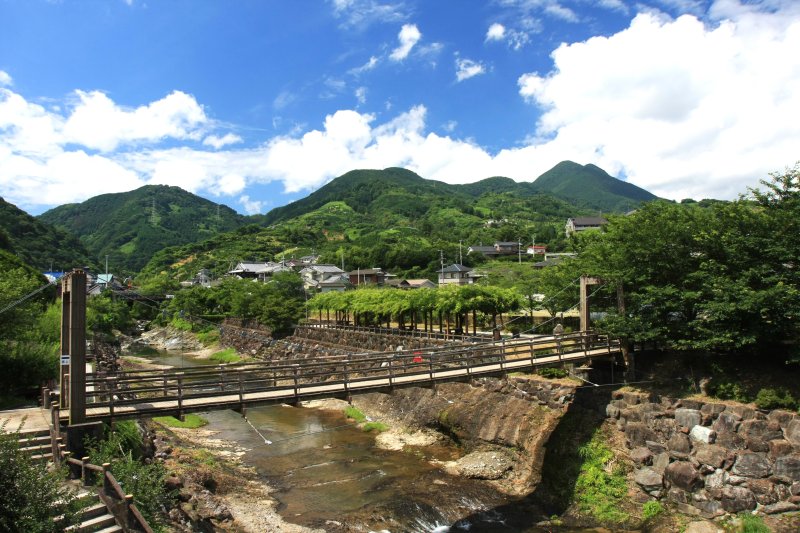 「衝上（つきあげ）断層公園」には吊り橋が架かり、川のせせらぎを聞きながらのんびりすることができる。