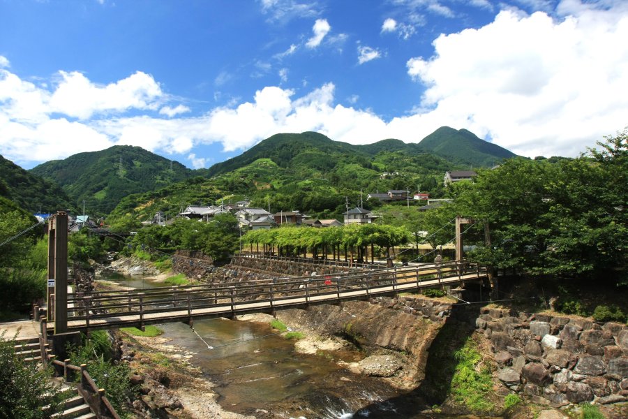 「衝上（つきあげ）断層公園」には吊り橋が架かり、川のせせらぎを聞きながらのんびりすることができる。