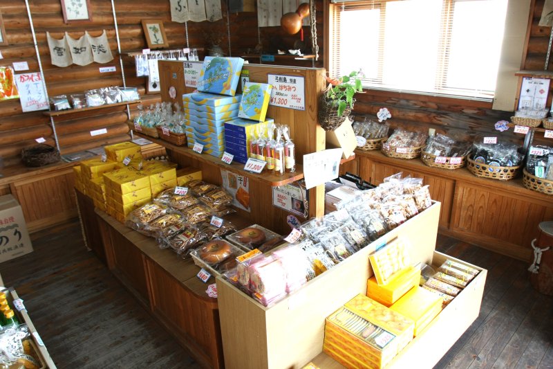 特産品の他にも、地元の方が手作りした商品や、弓削島の窯元の作品などが並ぶ。