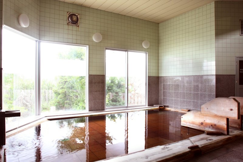 屋内には源泉かけ流しのヒノキ風呂が利用できる。