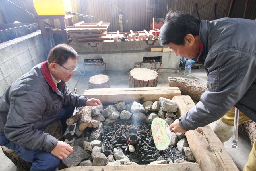 「塩の荘園」として歴史的にも知られている弓削島の古代の製法を再現した藻塩作り体験を行うことができる。