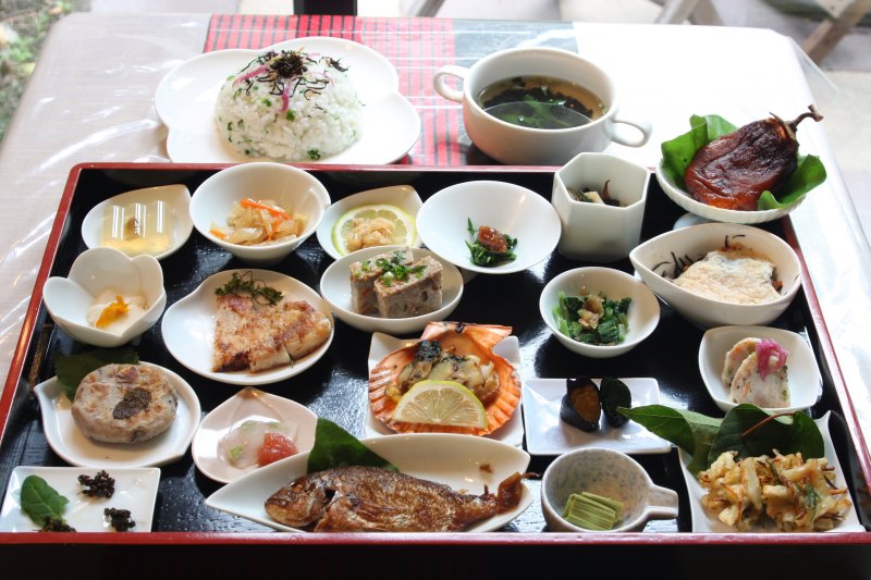 地元産の山･海の幸を惜しげもなく使用した小皿料理「摘み菜模様」。