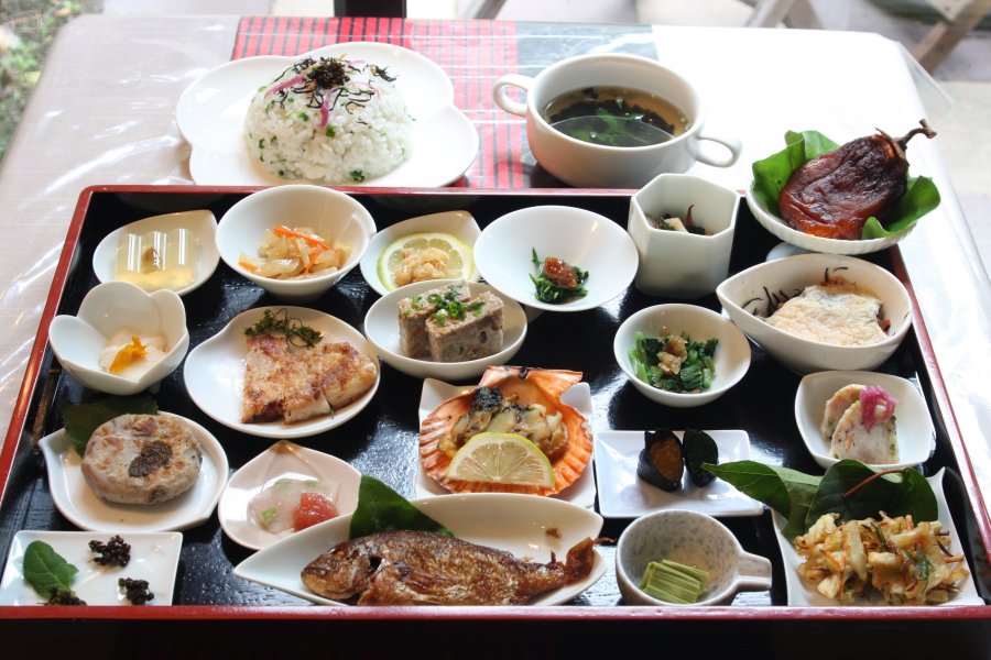 地元産の山･海の幸を惜しげもなく使用した小皿料理「摘み菜模様」。