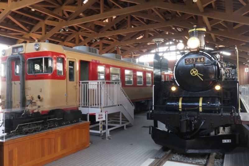 十河信二氏の雅号にちなみ「春雷号」と呼ばれる「C57形蒸気機関車」44号機と、往年の国鉄急行列車「キハ65形気動車」34号。