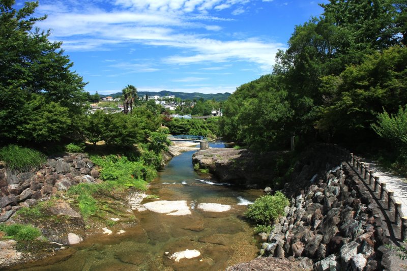 断層上を流れる砥部川では、水遊びもすることができる。