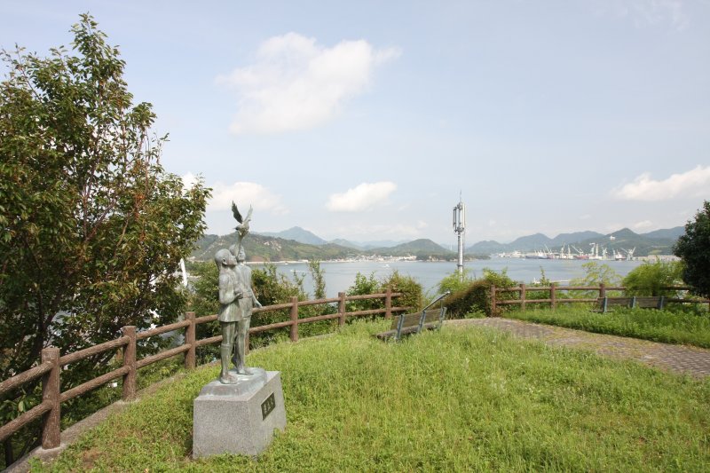 弓削大橋の開通を記念して建てられた公園からは、海に浮かぶ船や島々を望むことができる。