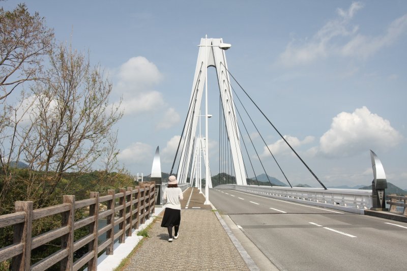 全長980mの弓削大橋は、歩いて渡ることも可能。潮風を全身に浴び、清々しい気持ちになる。
