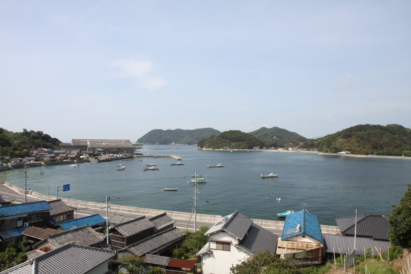 園内から見える漁村風景を眺めていると、どこか懐かしい気持ちにさせられる。