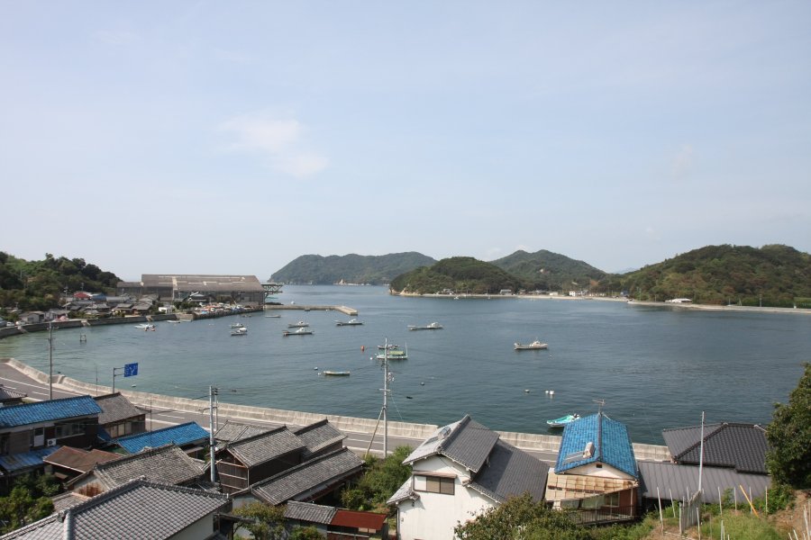 園内から見える漁村風景を眺めていると、どこか懐かしい気持ちにさせられる。