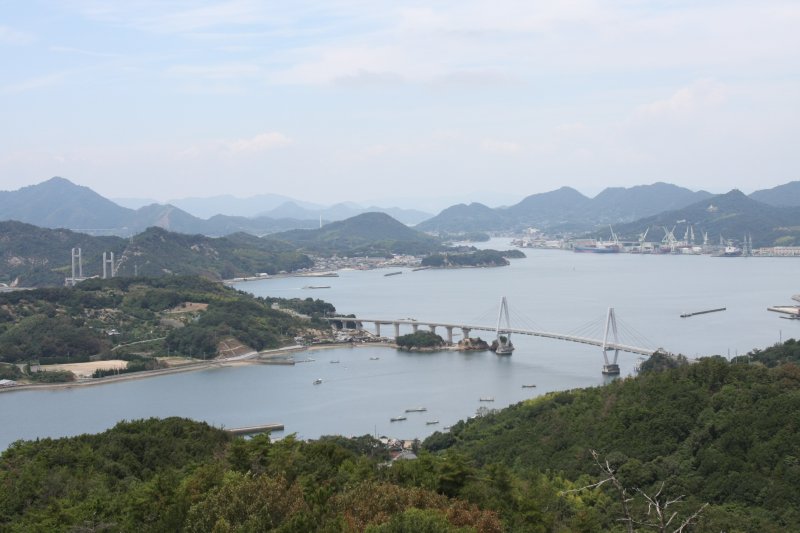 展望台からは手前に佐島、遠くには因島の造船所を望むことができる。