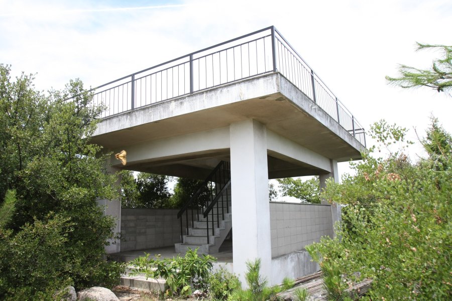 久司山山頂にある展望台。ここから望む景色はまさに絶景。近くには古墳も残っており、歴史を感じることができるスポットでもある。