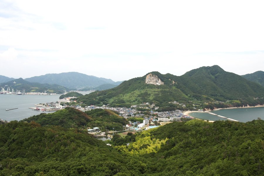 弓削島のランドマークとなっている石灰山を始め、弓削の町や法王ケ原、快水浴場百選に選ばれた松原海水浴場の風景を眼下に楽しむことができる。