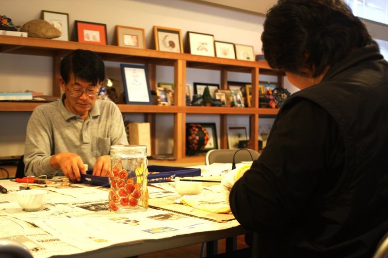 インストラクターが親切丁寧に指導してくれるので、子供や初心者でも安心してシーボーンアート作りが体験できる。