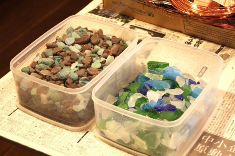 シーボーンアートは、カラフルなヒオウギガイや海藻などを材料として作られている。